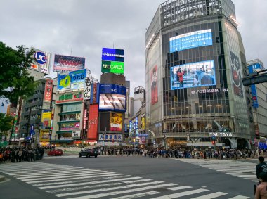 TOKYO, JAPONYAN - 3 Nisan 2018 Shibuya Kavşağı 'ndaki 7 yolun kesiştiği yer. Her 2-3 dakikada bir yüzlerce insan geçiyor. Tokyo 'daki en ünlü yerlerden biri..