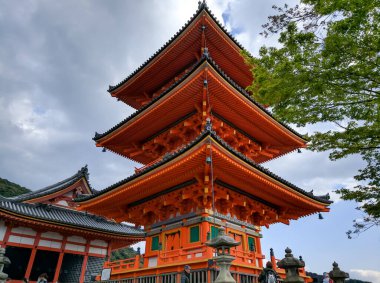 KYOTO, JAPONYA - 5 Nisan 2018: Kyoto 'daki Kiyomizudera Tapınağı - Saf Su Tapınağı. Turistler arasında popüler ve ünlü bir yer.
