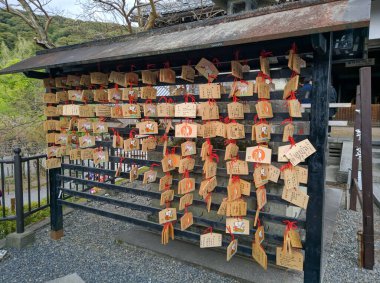 KYOTO, JAPONYA - 5 Nisan 2018: Kyoto 'daki Kiyomizudera Tapınağı' ndaki dilek tabakları - Saf Su Tapınağı. Tapınağa gelen insanlar isteklerini tahta tabletlere yazıyorlar..