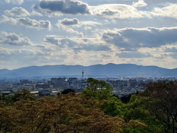 エイプリル社2018年5月5日 清水寺 清水寺 の領土から京都市内を一望 都市と山の密度の高い建物が見える — ストック写真
