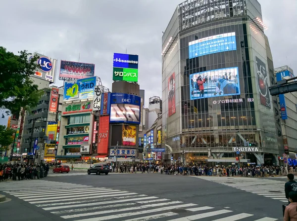 エイプリル社2018年3月 渋谷クロッシングにおける7本の道路の交差点 3分ごとに数百人が通過します 東京で有名な場所の一つ — ストック写真