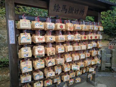 KYOTO, JAPONYA - 5 Nisan 2018: Ginkaku-ji Tapınağı 'ndaki dilek tabletleri - Kyoto' daki gümüş pavyon. Tapınağa gelen insanlar isteklerini tahta tabletlere yazıyorlar..