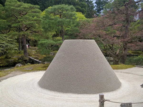 KYOTO, JAPONYA - 5 Nisan 2018: Ginkaku-ji Tapınağındaki park alanı - Kyoto 'daki Silver Pavilion. Parkın bölgesinde, gümüşi gri kumdan oluşan bir kompozisyon oluşturuldu..