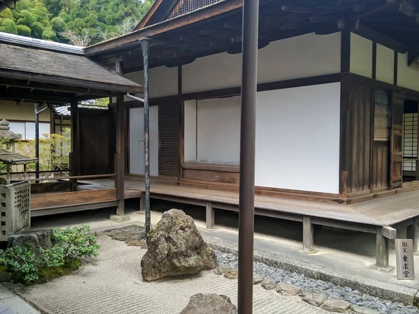 KYOTO, JAPONYA - 5 Nisan 2018: Ginkaku-ji Tapınağındaki park alanı - Kyoto 'daki Silver Pavilion. Parkın bölgesinde Gümüş Köşk tapınağı var, yanında da taşlarla dolu yollar..