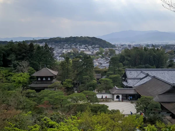 KYOTO, JAPONYA - 5 Nisan 2018: Ginkaku-ji Tapınağındaki park alanı - Kyoto 'daki Silver Pavilion. Yukarıdan tapınağa ve Kyoto şehrine bakın..