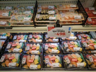 Suşi bir Japon süpermarketinde kutulara konur. Set çeşitli balık türleri, omlet, pirinç ve daha fazlasını içeriyor..