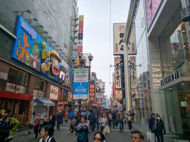 OSAKA, JAPONAN - 4 Nisan 2018: Turistler Osaka 'nın Dotonbori kentinin ana caddesinde yürürler. Dotonbori 'nin ana turizm caddesinde çok sayıda kafe, restoran ve dükkan var..