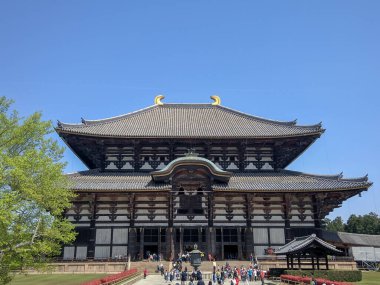 NARA, JAPONYA 15 Nisan 2018: Antik Budist Tapınağı Todai-ji, Nara. Todai-ji Tapınağı dünyadaki en büyük ahşap yapı olarak kabul edilir. Turistler tapınağı toplu halde ziyaret ederler..