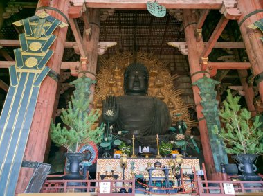 NARA, JAPONYA - 15 Nisan 2018: Todai-ji Tapınağı, Nara 'da 15 metrelik Vairochanna Buda heykeli. Todai-ji Tapınağı dünyadaki en büyük ahşap yapı olarak kabul edilir..