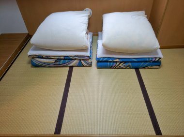 TOKYO, JAPONYAN - 3 Nisan 2018: Tokyo, Japonya 'da bir tatamide yatak seti. Japon otelinde döşeme ve çarşaf var..