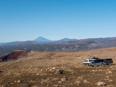 Mutnovsky yanardağının yakınındaki sıradağların manzarası. Turistler ciple gelir, onları yanardağın eteklerine bırakır ve tırmanmaya giderler. Kamçatka Yarımadası, Rusya.