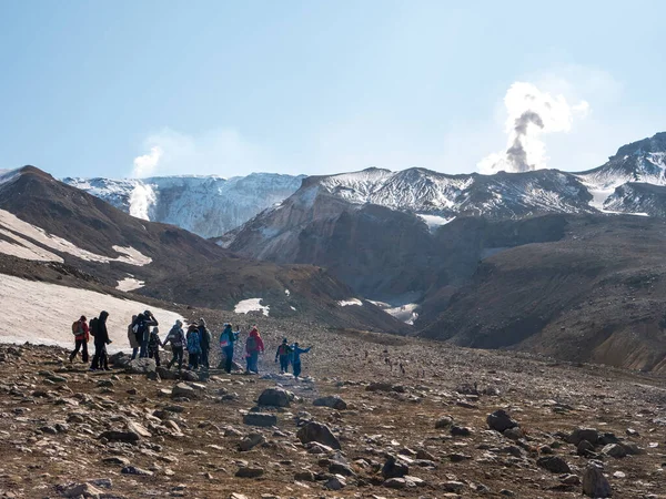 View Mountain Range Mutnovsky Volcano Group Tourists Descends Dangerous Horse — Stock Photo, Image