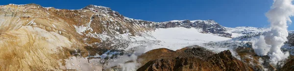 Vista Panorâmica Das Montanhas Cobertas Neve Vulcão Vapor Que Emana — Fotografia de Stock