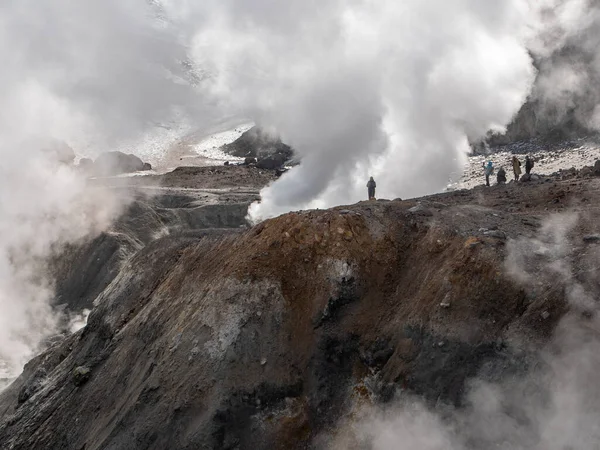 Escalar Turistas Para Vulcão Mutnovsky Turistas Admiram Vista Das Montanhas — Fotografia de Stock