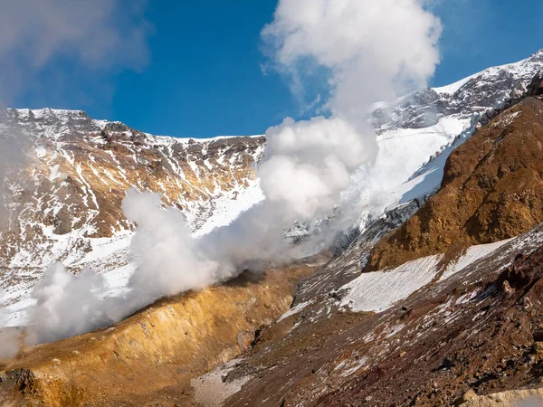 Climbing Mutnovsky Volcano View Snow Capped Mountains Mutnovsky Volcano Steam — Stock Photo, Image