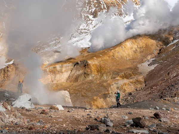 Climbing Mutnovsky Volcano Tourists Admire View Snow Capped Mountains Volcano — Stock Photo, Image