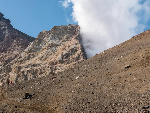 Climbing Tourists Mutnovsky Volcano Group Tourists Approaches Upper Point Mutnovsky — Stock Photo, Image