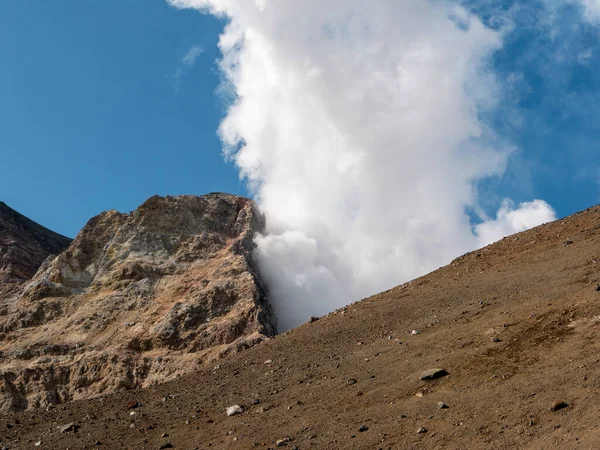 Mutnovsky Yanardağına Tırmanan Turistler Mutnovsky Volkanının Üst Noktası Üçüncü Krater — Stok fotoğraf