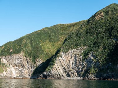 Pasifik Okyanusu 'nun Avacha Körfezi' ne giden bir yattan inin. Pasifik Okyanusu 'ndaki kuşları ve deniz hayvanlarını izlemek için Starichkov Adası' nın yakınında dur. Kamçatka Yarımadası, Rusya.