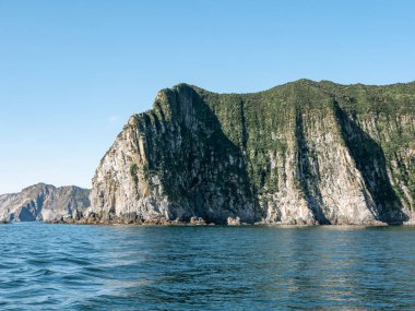 Pasifik Okyanusu 'nun Avacha Körfezi' ne giden bir yattan inin. Pasifik Okyanusu 'ndaki kuşları ve deniz hayvanlarını izlemek için Starichkov Adası' nın yakınında dur. Kamçatka Yarımadası, Rusya.
