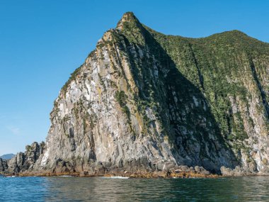 Pasifik Okyanusu 'nun Avacha Körfezi' ne giden bir yattan inin. Pasifik Okyanusu 'ndaki kuşları ve deniz hayvanlarını izlemek için Starichkov Adası' nın yakınında dur. Kamçatka Yarımadası, Rusya.