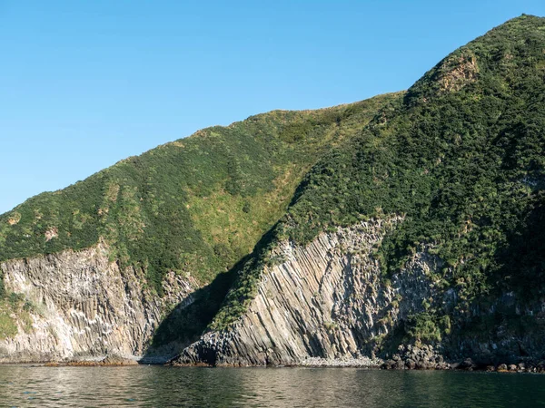 Pasifik Okyanusu 'nun Avacha Körfezi' ne giden bir yattan inin. Pasifik Okyanusu 'ndaki kuşları ve deniz hayvanlarını izlemek için Starichkov Adası' nın yakınında dur. Kamçatka Yarımadası, Rusya.