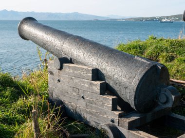Kamçatka Yarımadası, Rusya - 30 Ekim 2018: Nikolskaya Sopka 'ya silahlı park. Silahlar, Teğmen Maksutov 'un savunma bataryasının yerine yerleştirildi..