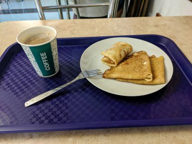 Rus kantininde, az paraya lezzetli bir set menüsü sipariş edebilirsiniz. Tereyağlı gözleme, sütlü kahve plastik menekşe tepside servis edilir..