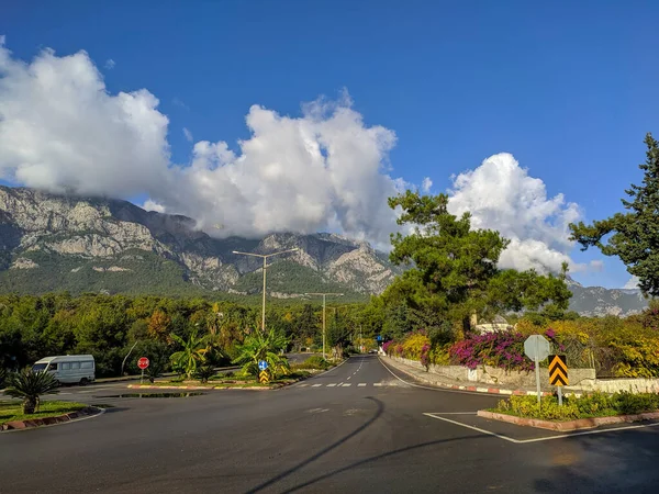 Cruzamento Vazio Estrada Com Uma Bela Vista Kemer Turquia Muitas — Fotografia de Stock