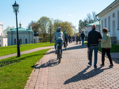 Moskova, Rusya - 1 Mayıs 2021 Kolomenskoye Parkı, Moskova 'da güneşli bir bahar günü. Aileler büyük bir parkta yürür ve bisiklete biner ve mayıs gününde güzel havanın tadını çıkarırlar..