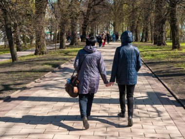 Moskova, Rusya - 1 Mayıs 2021 Kolomenskoye Parkı, Moskova 'da güneşli bir bahar günü. Aileler büyük bir parkta yürürler ve yardım gününde güzel havanın tadını çıkarırlar..