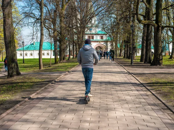 러시아 모스크바 2021 모스크바 공원의 커다란 공원에 위에서 스쿠터를 다니는 — 스톡 사진