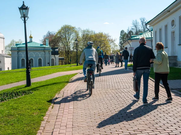 러시아 모스크바 2021 모스크바 공원의 가족들은 공원에서 자전거를 언젠가 날씨를 — 스톡 사진