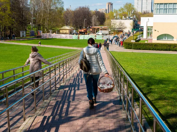 러시아 모스크바 2021 모스크바 공원의 사람들은 공원으로 산책을 교회에는 부활절 — 스톡 사진