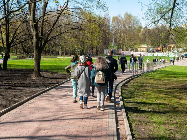 러시아 모스크바 2021 모스크바 공원의 가족들은 공원을 산책하고 언젠가 날씨를 — 스톡 사진