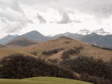 Aktoprak, Baksan ve Chegem geçitlerini birbirine bağlayan eski çağlardan beri bilinen bir geçit. Bitkilerle kaplı yeşil tepeler ve karlı zirveleri olan yüksek dağlar. Kabardino-Balkaria, Rusya