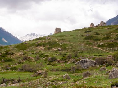 Eltyubyu köyünün asıl ilgi odağı Ölüler şehridir. Antik taş mahzenleri 10-17 yüzyıl öncesine dayanıyor. Kabardino-Balkaria, Rusya