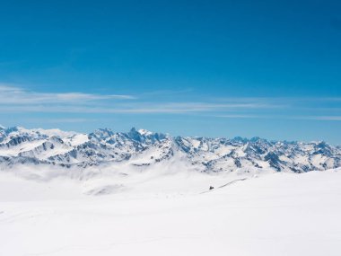 Cheget 'ten Kafkas Dağları' nın panoramik manzarası, 3050 metre yükseklik, Kabardino-Balkaria, Rusya. Mavi gökyüzüne karla kaplı tepelerin fotoğrafı..