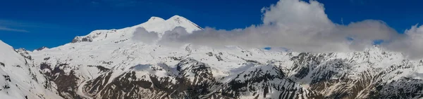 雪とエルブラス山のパノラマビューは 青空に対してピークキャップ エルブラス Elbrus ロシアのカルバーディーノ バルカリア州にある高さ5642メートルの成層圏火山である — ストック写真