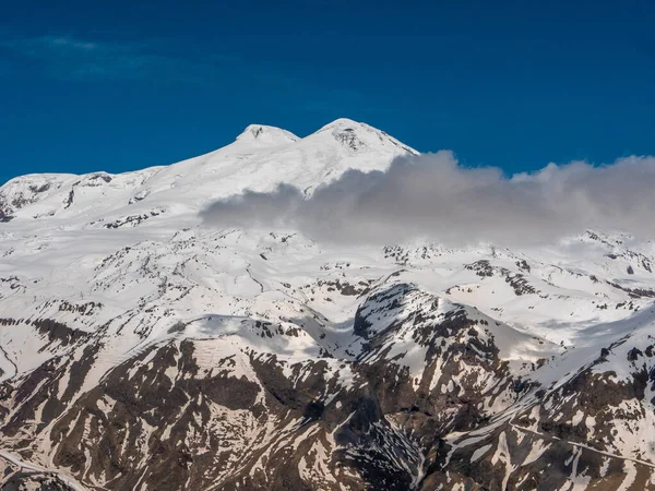 Vista Monte Elbrus Com Picos Cobertos Neve Contra Céu Azul — Fotografia de Stock