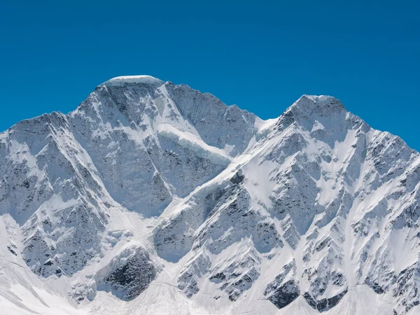 チェゴからのコーカサス山脈の眺め 高さ3050メートル カバルディノ バルカリア ロシア 雪のクローズアップ写真帽をかぶった青い空に対するピーク — ストック写真