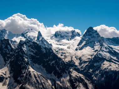 Mussa-Achitara Dağı 'ndan kar kaplı Kafkaslar' ın manzarası. Belalakaya Dağı 3861 metre Dombai 'nin en bilinen zirvesidir. Dombai, Karachay 'sız Cumhuriyet, Rusya
