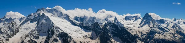 从穆萨艾奇塔拉山到白雪覆盖的高加索山脉的全景 Belalakaya山3861米是Dombai最有名的山峰 Dombai Karachay Cherkess Republic Russia — 图库照片