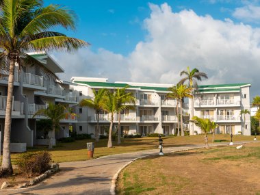 Cayo Coco, Küba, 16 Mayıs 2021 Tryp Cayo Coco otelinin bölgesi. Otel evleri mavi gökyüzü, yüksek palmiyeler ve yeşil bitkilerle çevrili..