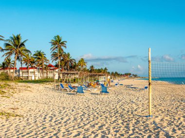 Cayo Coco, Küba, 16 Mayıs 2021: Tryp Cayo Coco otelinin kumlu plajı. İnsanlar dinlenir ve güneşlenirken okyanusun kenarında güneşlenirler..