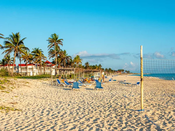 Cayo Coco, Küba, 16 Mayıs 2021: Tryp Cayo Coco otelinin kumlu plajı. İnsanlar dinlenir ve güneşlenirken okyanusun kenarında güneşlenirler..