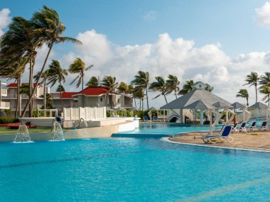 Küba oteli Tryp Cayo Coco 'nun merkezinde bir dinlenme alanı vardır. Otelin dinlenme alanı mavi suyu olan büyük bir havuz, içkilerin olduğu bir bar ve dinlenmek için dinlenme yeri içeriyor..