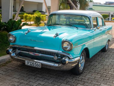Cayo Coco, Küba, 16 Mayıs 2021: Chevrolet Bel Air arabası Küba 'daki Tryp Cayo Coco otelinin önünde park halinde. Parlak mavi 1949 arabası turistlerin büyük ilgisini çekiyor..