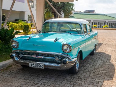 Cayo Coco, Küba, 16 Mayıs 2021: Chevrolet Bel Air arabası Küba 'daki Tryp Cayo Coco otelinin önünde park halinde. Parlak mavi 1949 arabası turistlerin büyük ilgisini çekiyor..