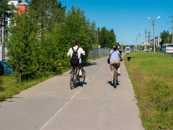 Nojabrszk Oroszország 2021 Július Emberek Kerékpárral Járnak Ösvényen Egy Férfi — Stock Fotó